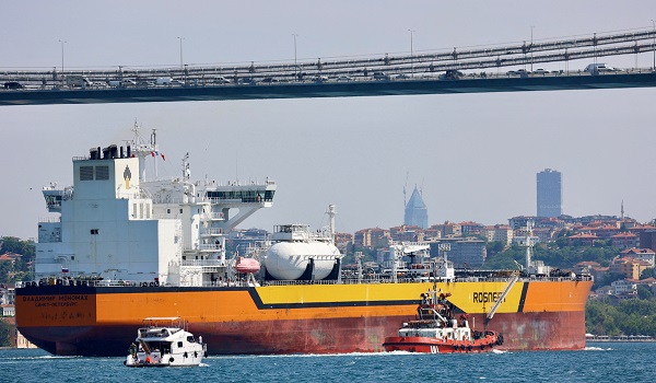 ரஷ்யாவின் எண்ணெய் தடைகளைத் தளர்த்துவது குறித்து அமெரிக்கா பரிசீலித்து வருகிறது