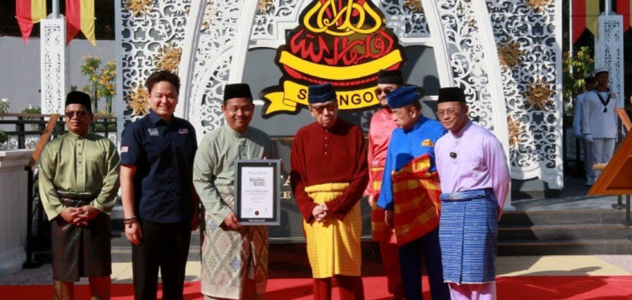 தென்கிழக்காசியாவின் உயரமான கொடி கம்பம்: ஷா ஆலாம் டத்தாரன் சிலாங்கூரில் மாநிலக் கொடி ஏற்றிய சுல்தான் ஷராபுதீன்