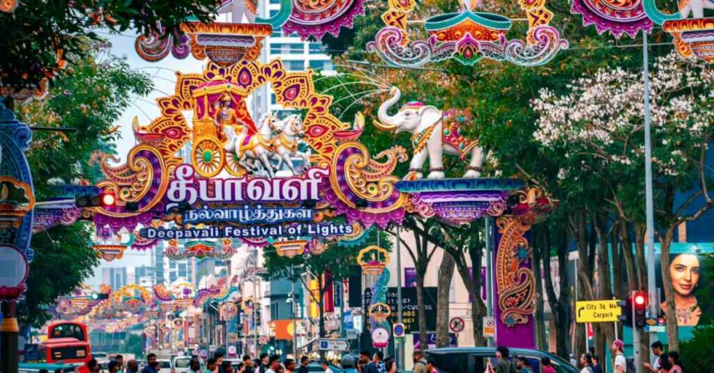 சிங்கப்பூர் லிட்டில் இந்தியாவில் தீபாவளி கொண்டாட்டம் : 2 கி.மீ. தூரம் அலங்கரிக்கும் விழாக்கால விளக்குகள்