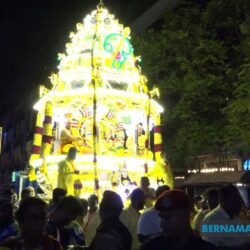 மக்கள் வெள்ளம் புடை சூழ வெள்ளி இரத்தில் பவனி வந்தார் முருகப் பெருமான்