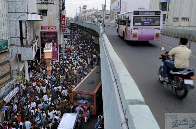 தீபாவளி பண்டிகை-திருட்டை தடுக்க போலீசார் மாறுவேடத்தில் கண்காணிப்பு