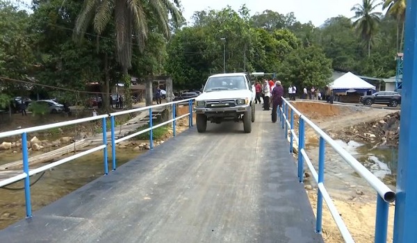 கம்போங் சாட்டல் டமாய் குடியிருப்பாளர்கள் பிரதமருக்கு நன்றி தெரிவித்தனர்