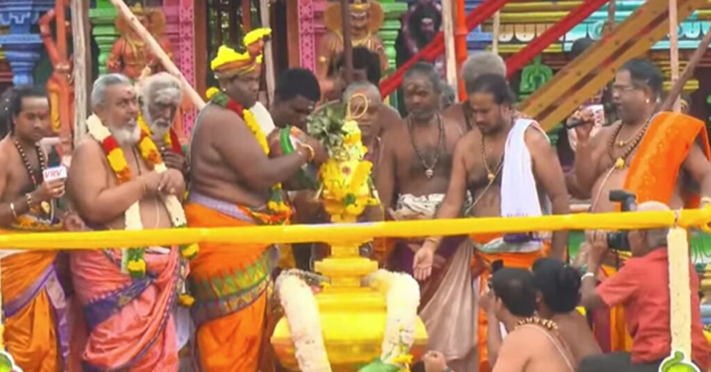 மதுரை மீனாட்சி அம்மன் கோவிலில் குடமுழுக்கு விழா : கோபுரங்கள் மீது புனிதநீர் ஊற்றி வழிபாடு