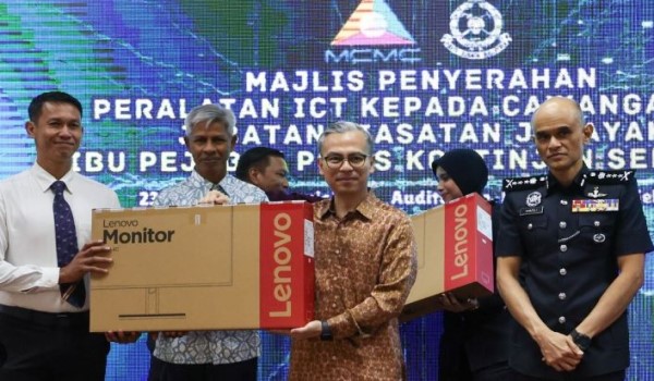 டிஜிட்டல் குற்றங்களை எதிர்கொள்ள PDRM-க்கு 30 கணினிகள்: ஃபஹ்மி ஃபட்சில் வழங்கினார்