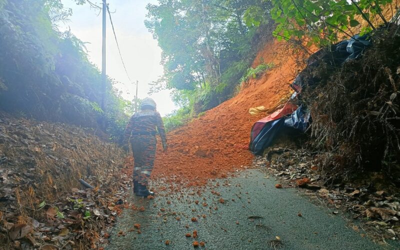 நிலச்சரிவின் காரணமாக பள்ளி சுவர் இடிந்து விழுந்தது