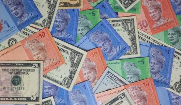 டாலருக்கு எதிராக ரிங்கிட் சரிவு: உலக சந்தை பதற்றம் தாக்கம்