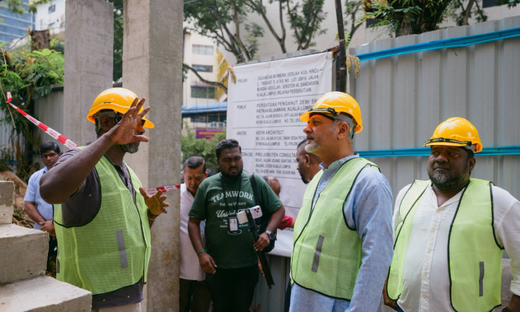 மஸ்ஜித் இந்தியா பகுதியில் தேவி ஸ்ரீ பத்ரகாளியம்மன் கோவில் கட்டுமானப் பணிகள் : கோபிந்த் சிங் டியோ ஆய்வு