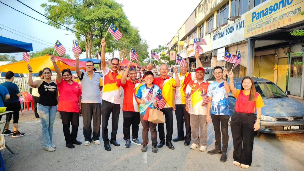 பந்திங் சந்தையில் வணிகர்கள், பொதுமக்களுக்கு தேசியக் கொடி விநியோகம்
