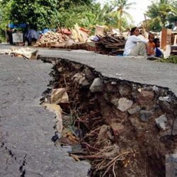 கடும் மழை காரணமாக ஜாலான் குவாலா சிலிம் சாலை இடிந்து விழுந்து