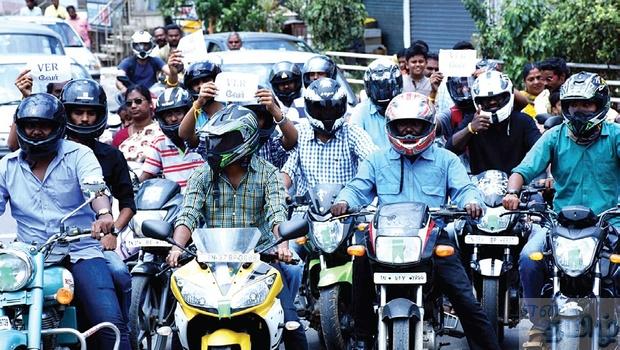 ஆந்திராவில் இரு சக்கர வாகனம் ஒட்டுபவர்கள் கட்டாயம் ஹெல்மெட்