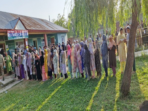 ஜம்மு மற்றும் காஷ்மீர் இரண்டாம் கட்ட வாக்குப்பதிவில் காலை 9 மணி நிலவரப்படி 10.22% வாக்குகள் பதிவாகியுள்ளன